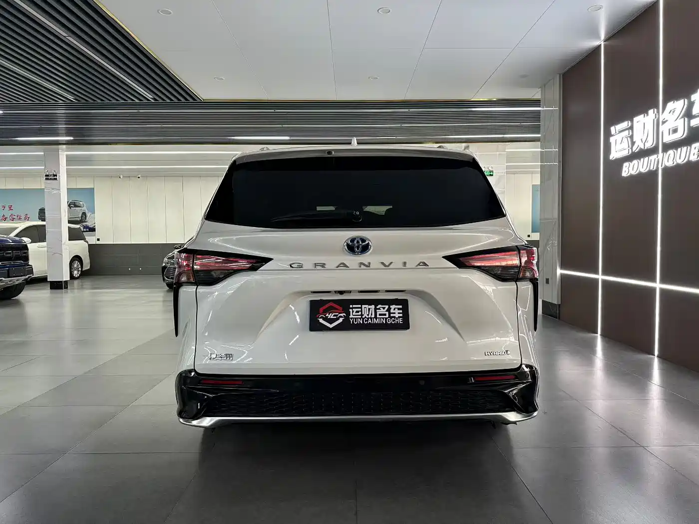 Toyota Granvia 2023 2.5L Hybrid Prestige PLUS Edition фото 8