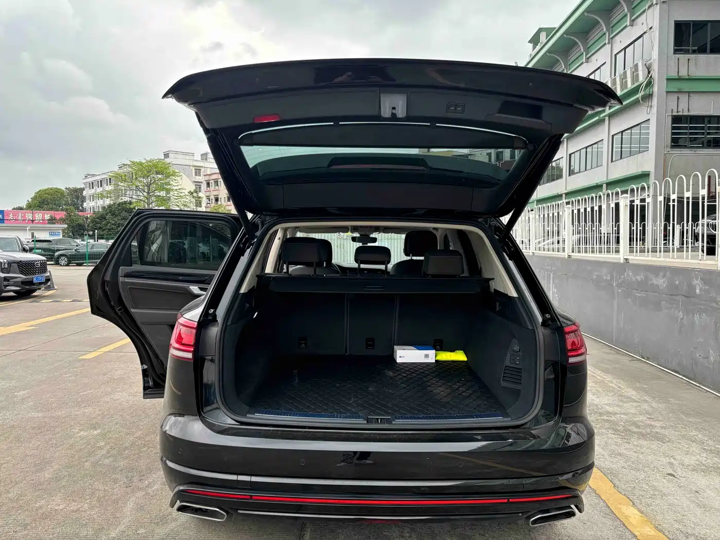 VOLKSWAGEN TOUAREG