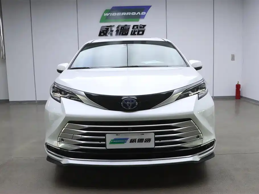 Toyota Sienna 2021 2.5L Hybrid Platinum Edition фото 2