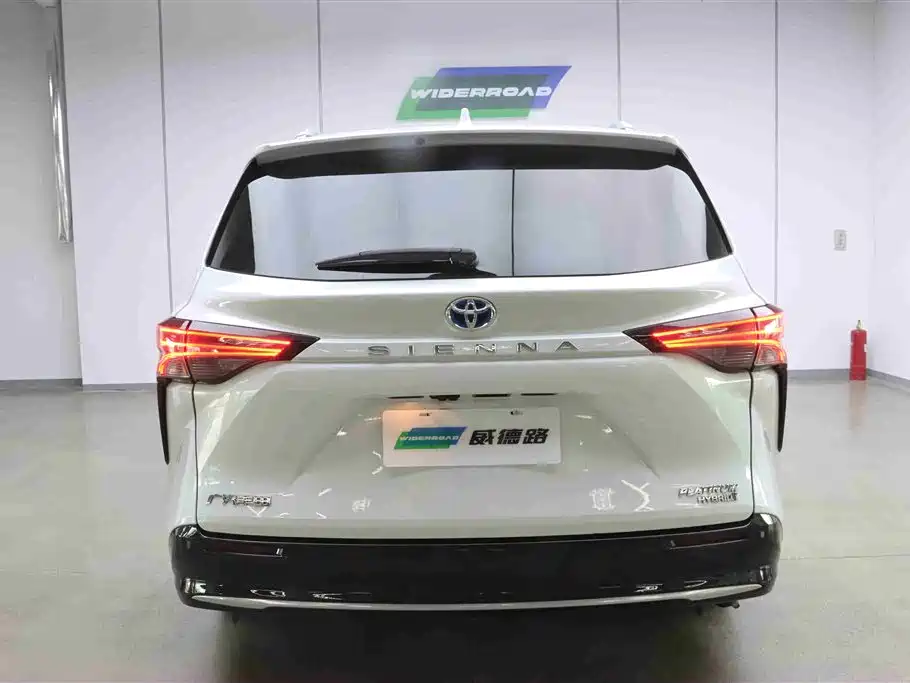 Toyota Sienna 2021 2.5L Hybrid Platinum Edition фото 5