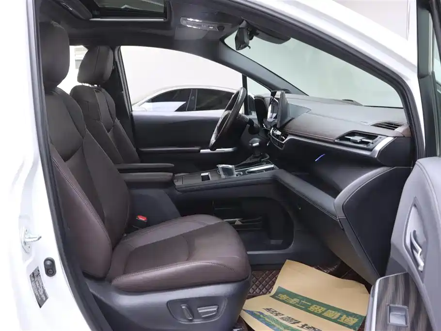 Toyota Sienna 2021 2.5L Hybrid Platinum Edition фото 16