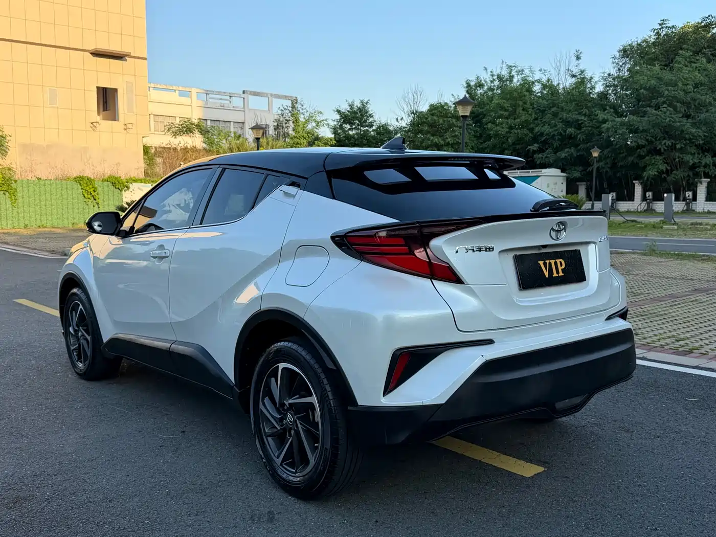 Toyota C-HR 2021 2.0L Luxury Edition фото 8