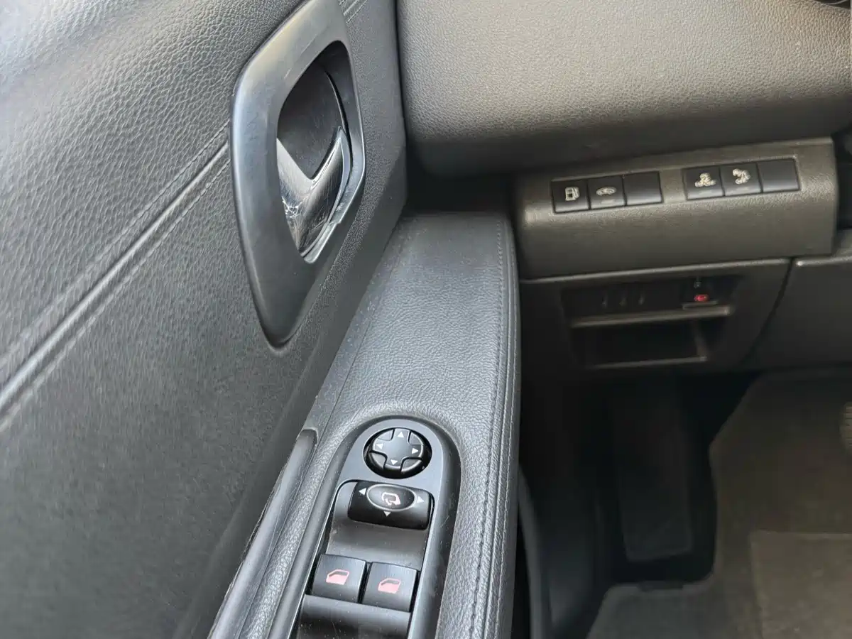 Peugeot 3008 2015 2.0L Automatic Classic Edition фото 12