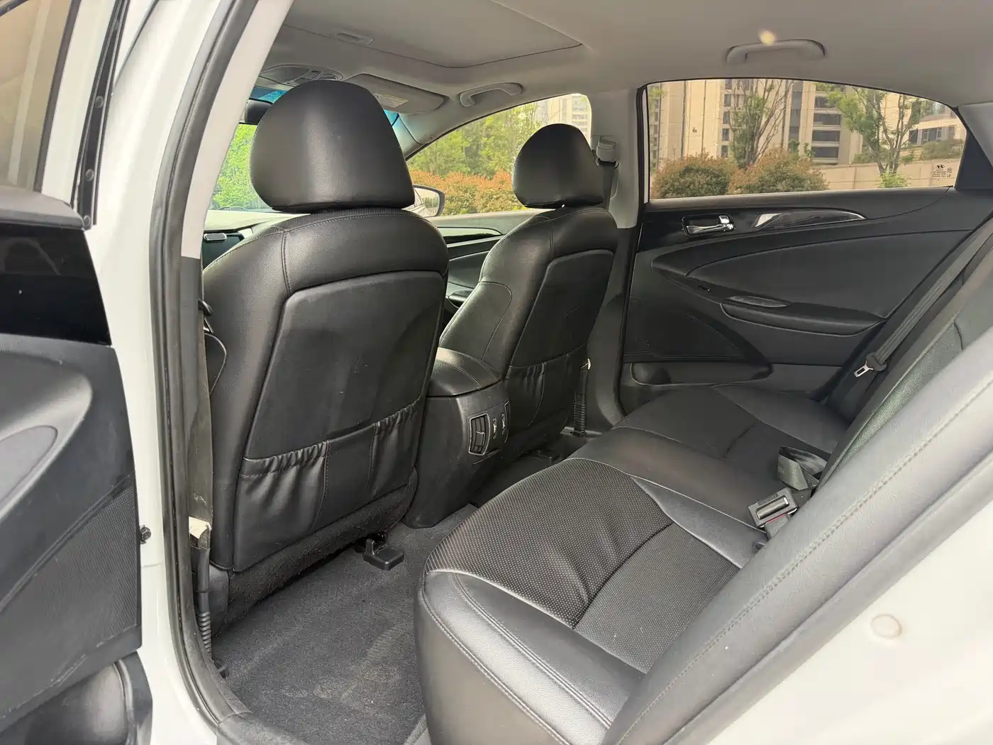 Hyundai Sonata 2014 2.0L Automatic Luxury фото 9