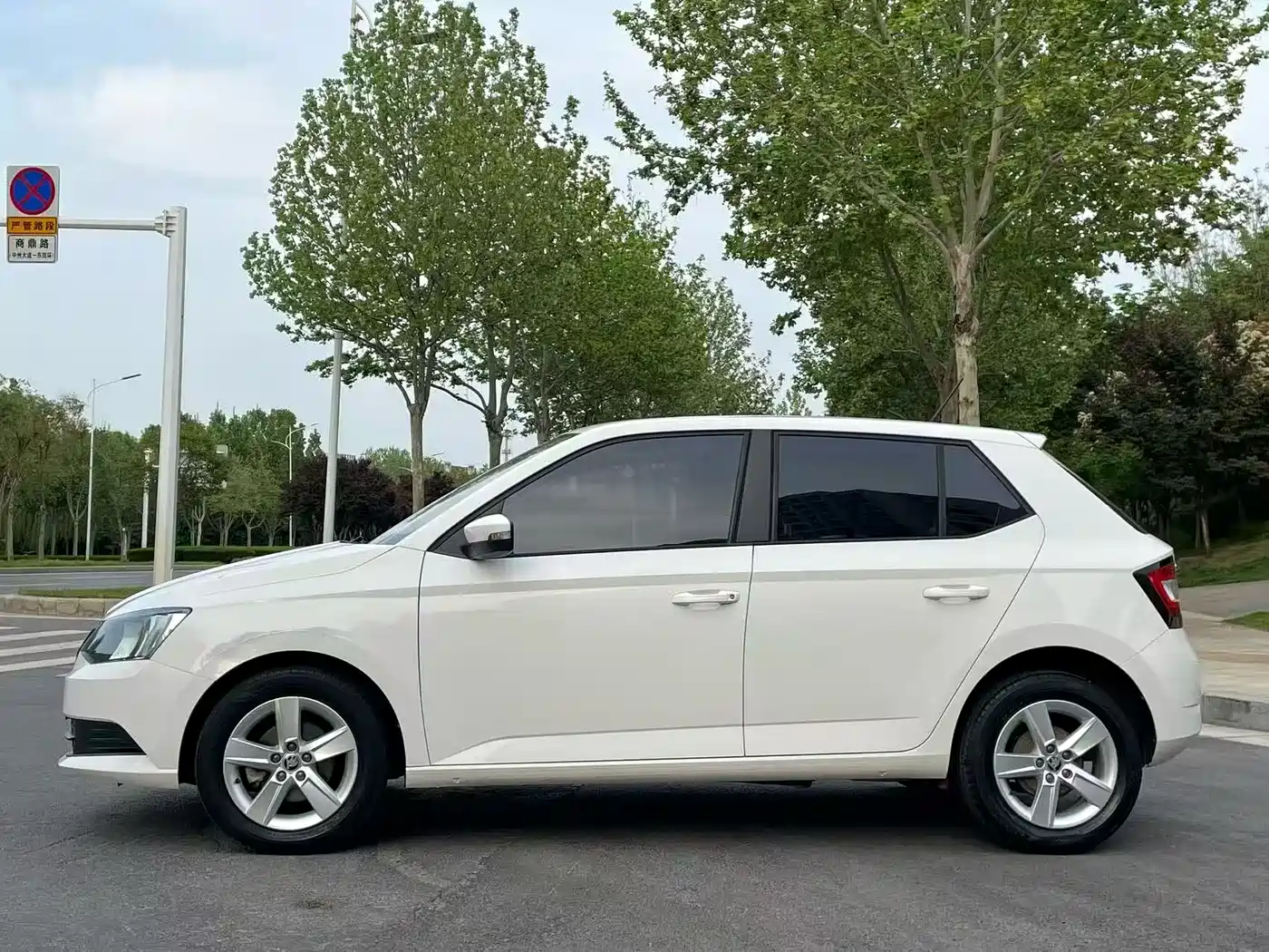 Škoda Fabia 2017 1.4L Auto Car Enjoy Edition фото 8
