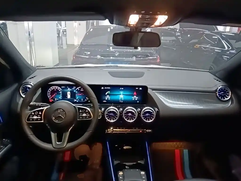 MERCEDES-BENZ GLA