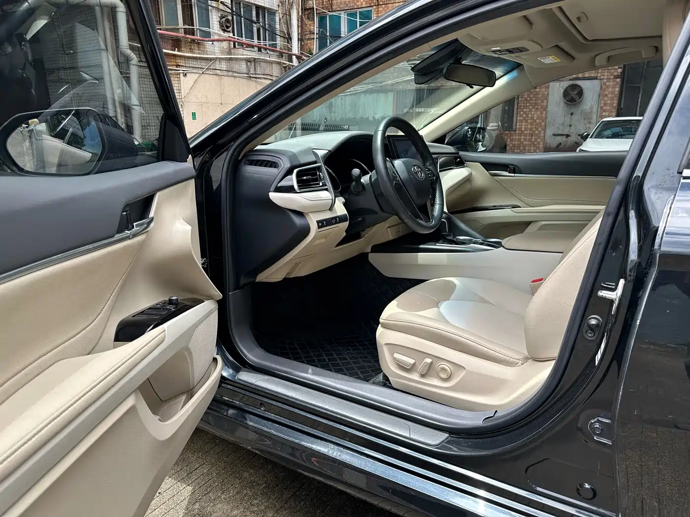 Toyota Camry 2021 Hybrid 2.5HGVP Leading Edition фото 4