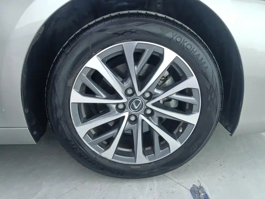 Фото 6 - Lexus ES