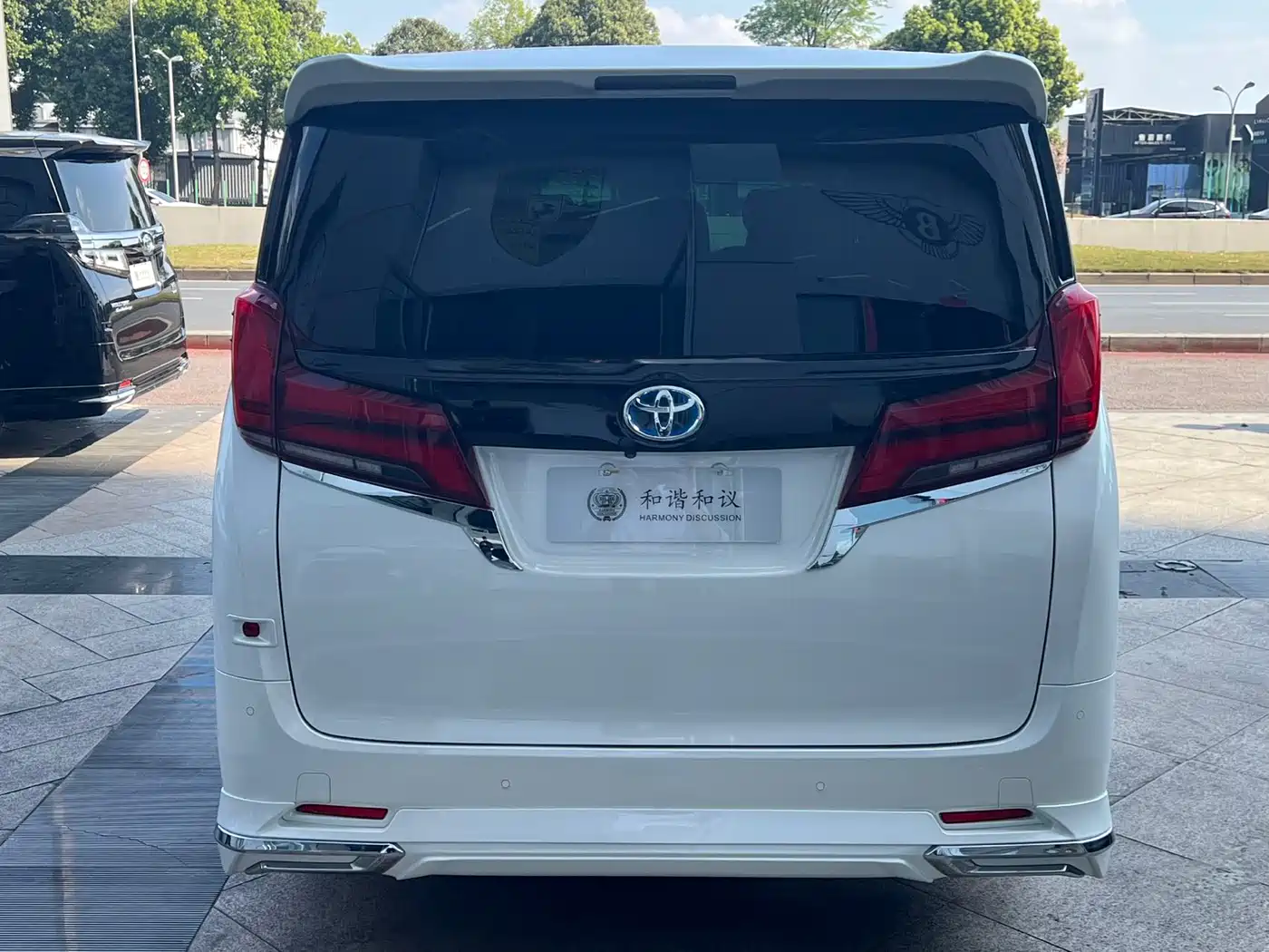 Toyota Alphard 2020 Hybrid 2.5L Premium Edition фото 18