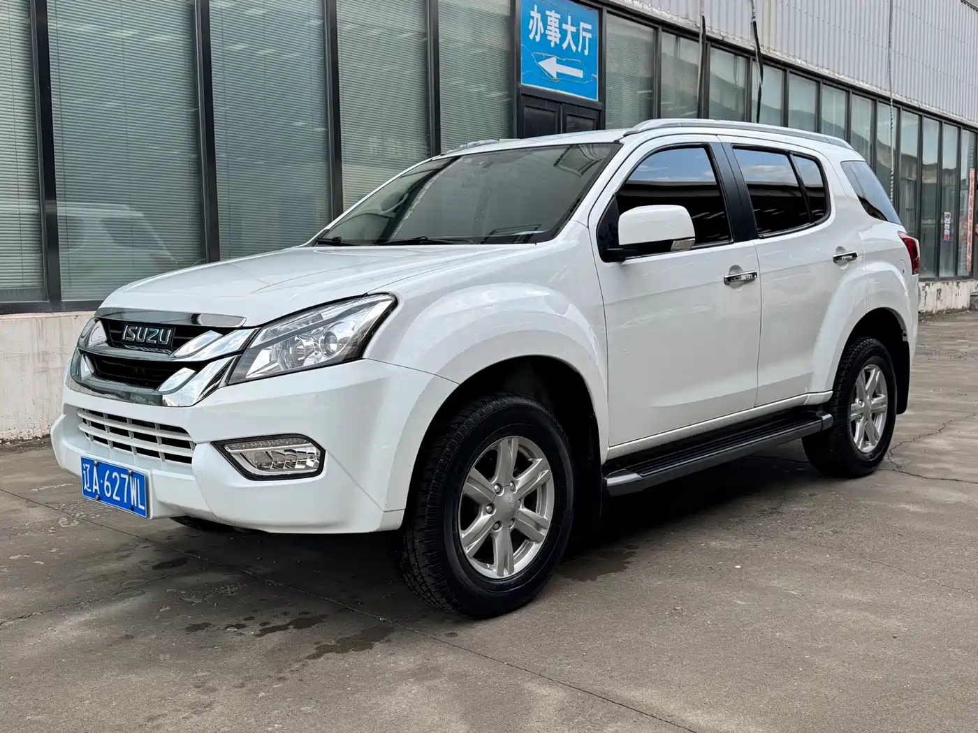 Isuzu mu-X Ranger 2017 2017 2.5T 2WD Auto Leisure 7-seater