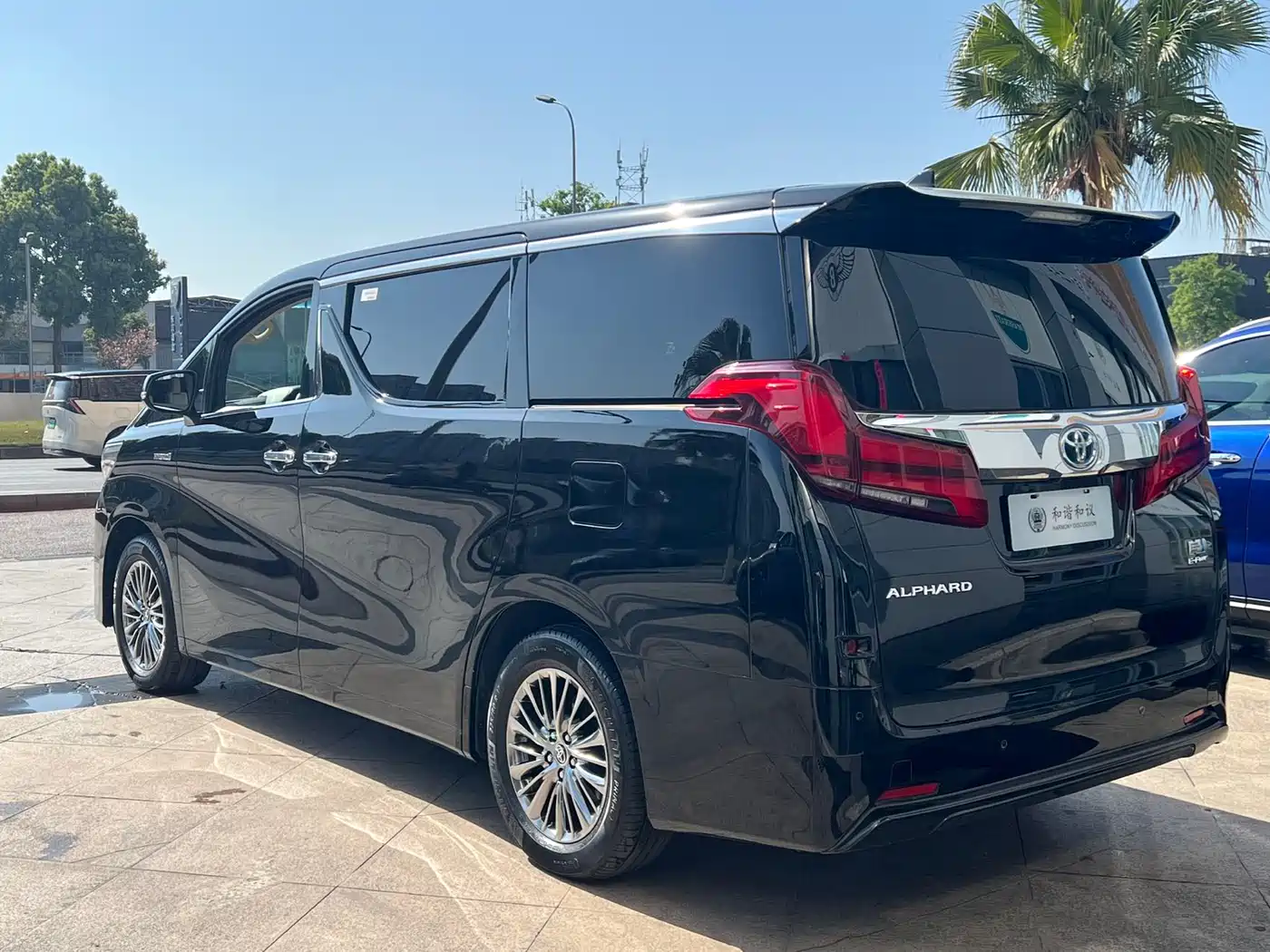 Toyota Alphard 2021 Hybrid 2.5L Luxury фото 14