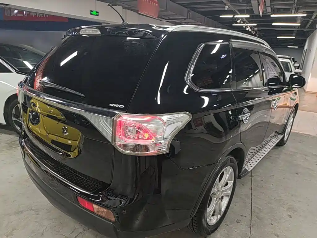 Mitsubishi Outlander (Import) 2015 2014 2.4L 4WD Luxury Value Edition 7-seater