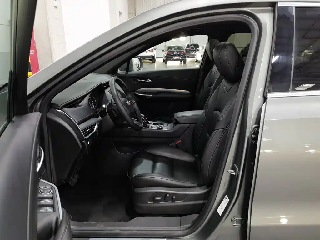 Photo 10 - Cadillac XT4