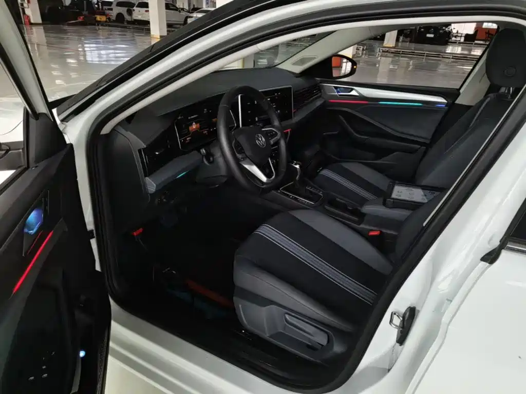 صورة 15 - Volkswagen Sagitar