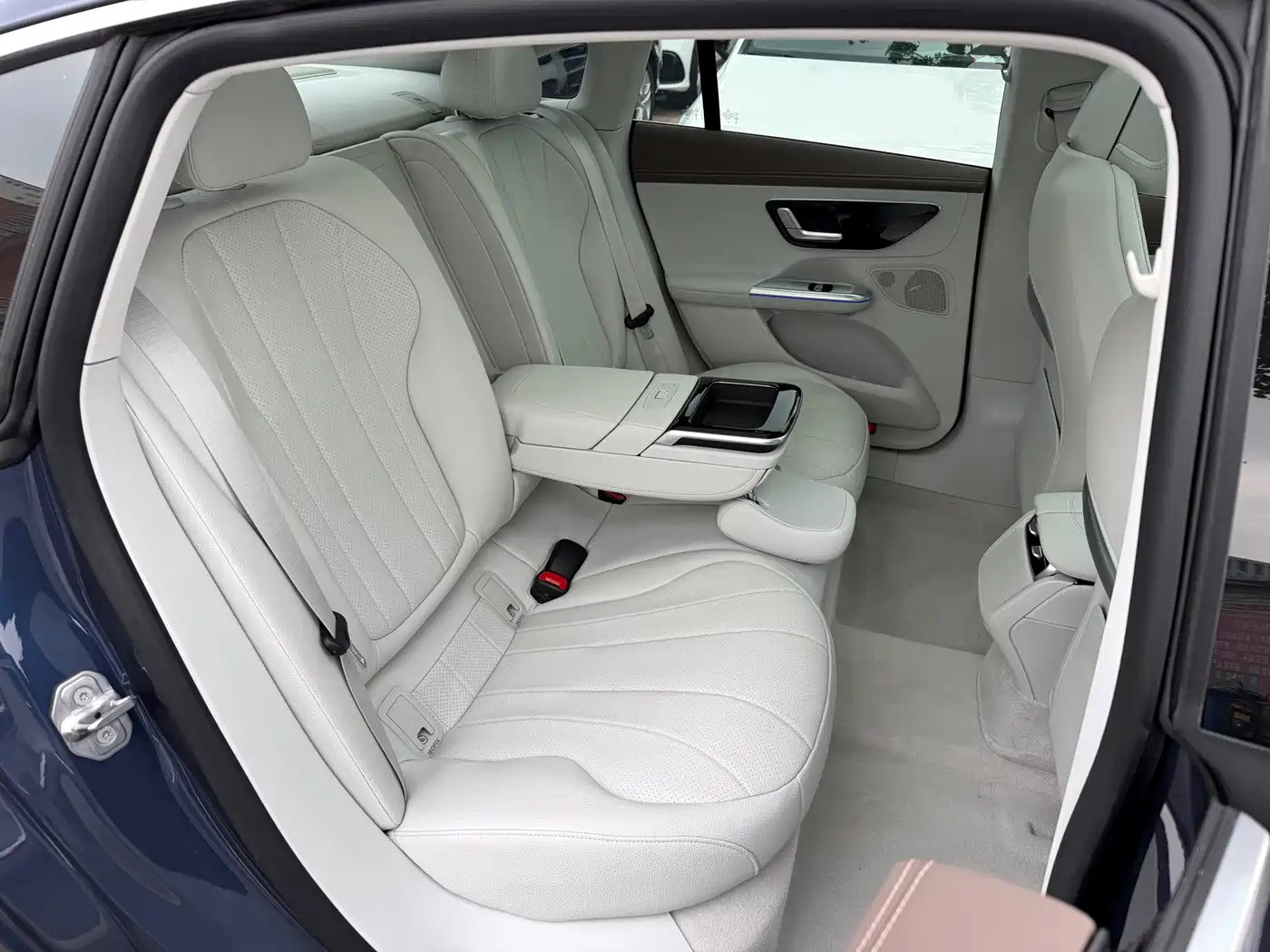 Mercedes-Benz EQE 2022 350 Luxury Edition фото 13