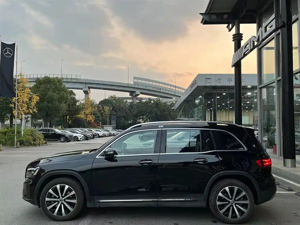 MERCEDES-BENZ GLB