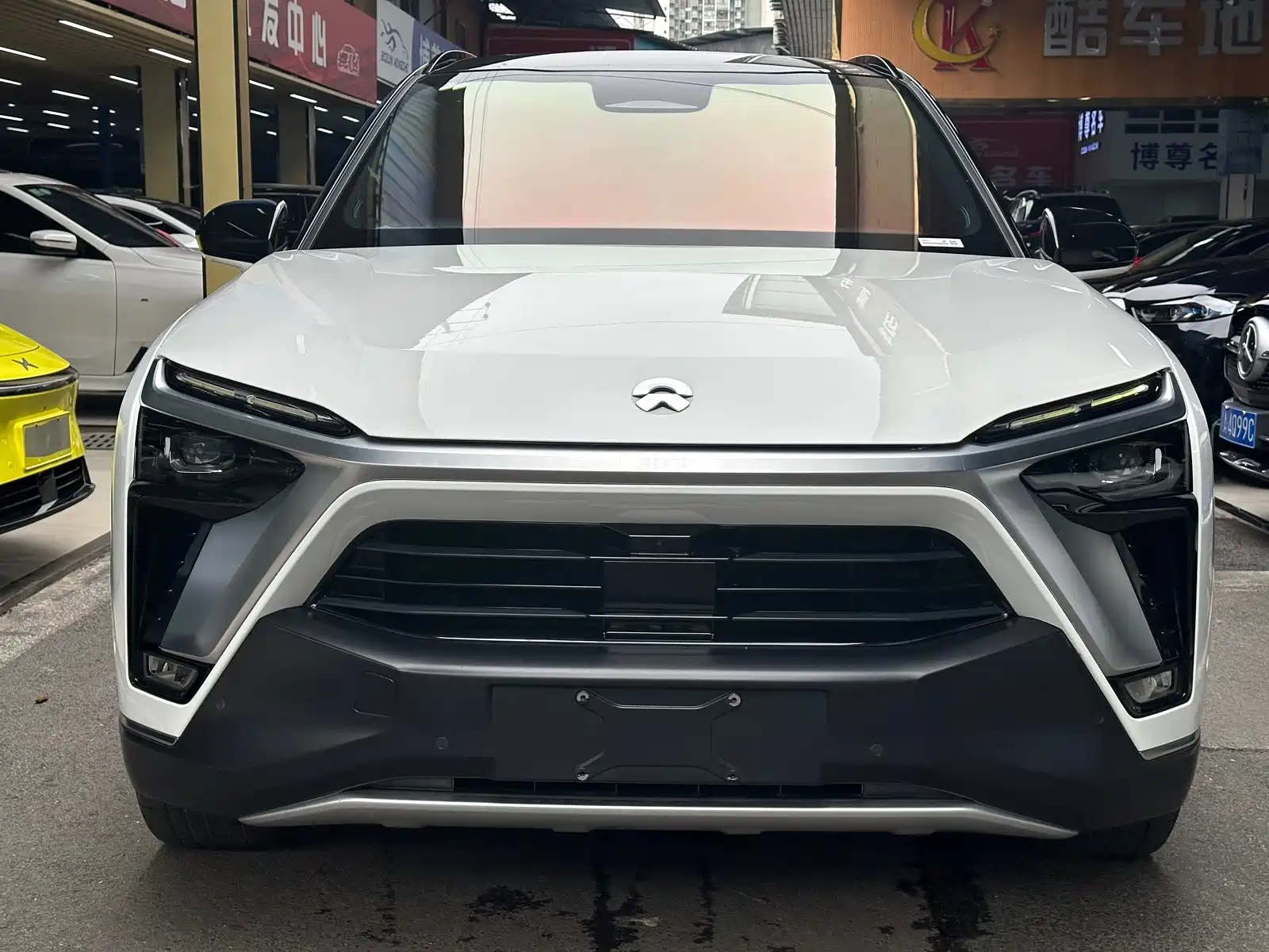 Фото 2 - NIO ES8