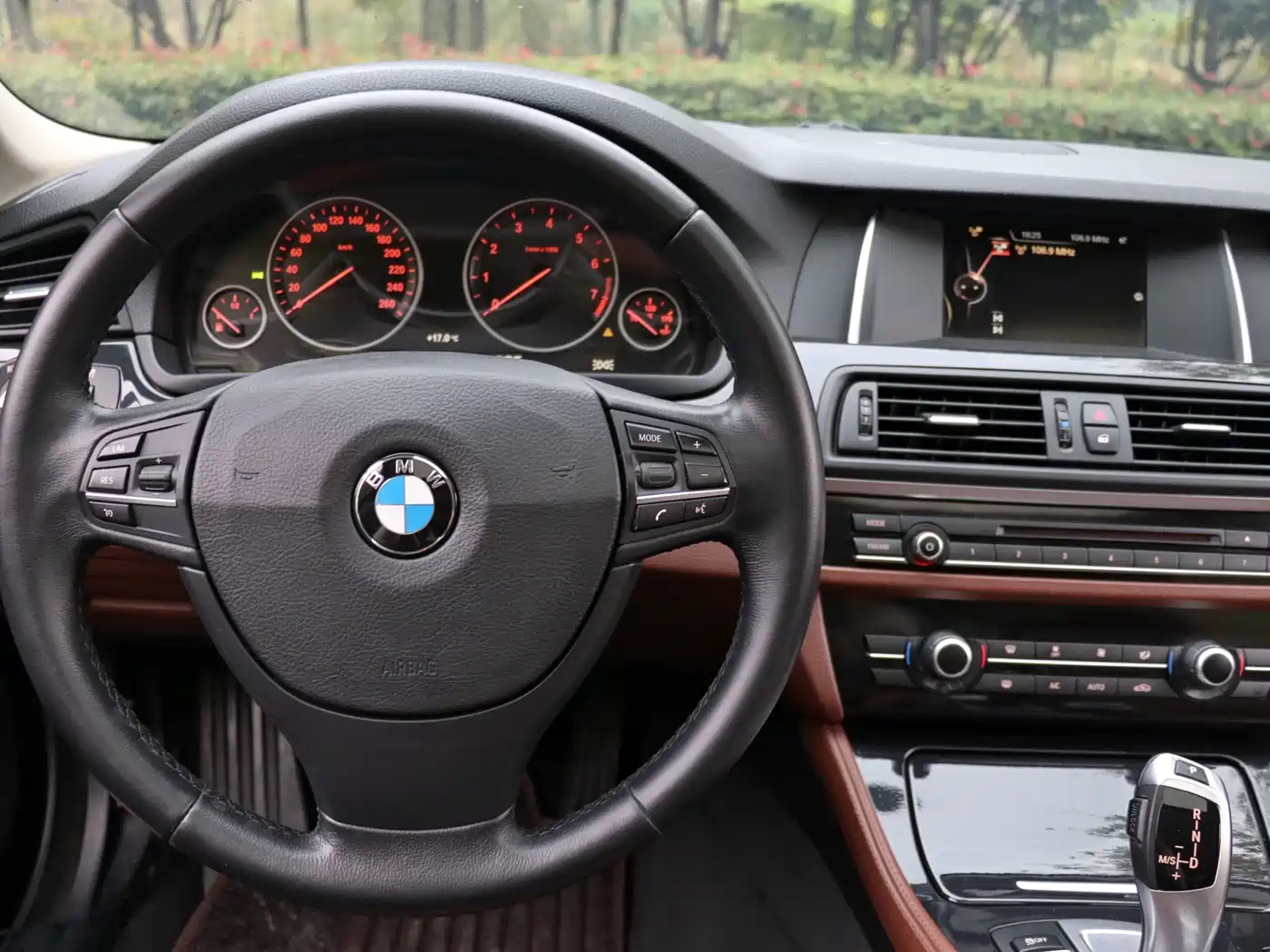 BMW 5 Series 2014 520Li Elegance фото 15
