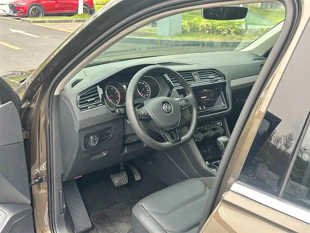 Volkswagen Tiguan L 2019 330TSI Automatic 2WD Smart Luxury Edition China VI фото 5