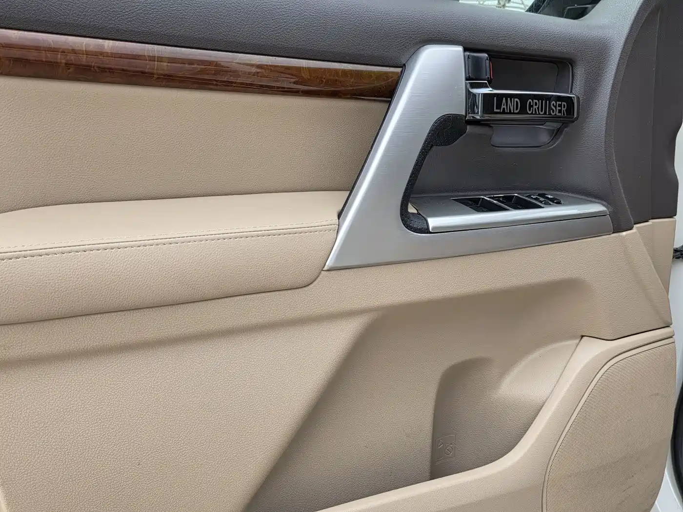 Toyota Land Cruiser (Import) 2015 4.0L V6 Middle East Limited Edition фото 7