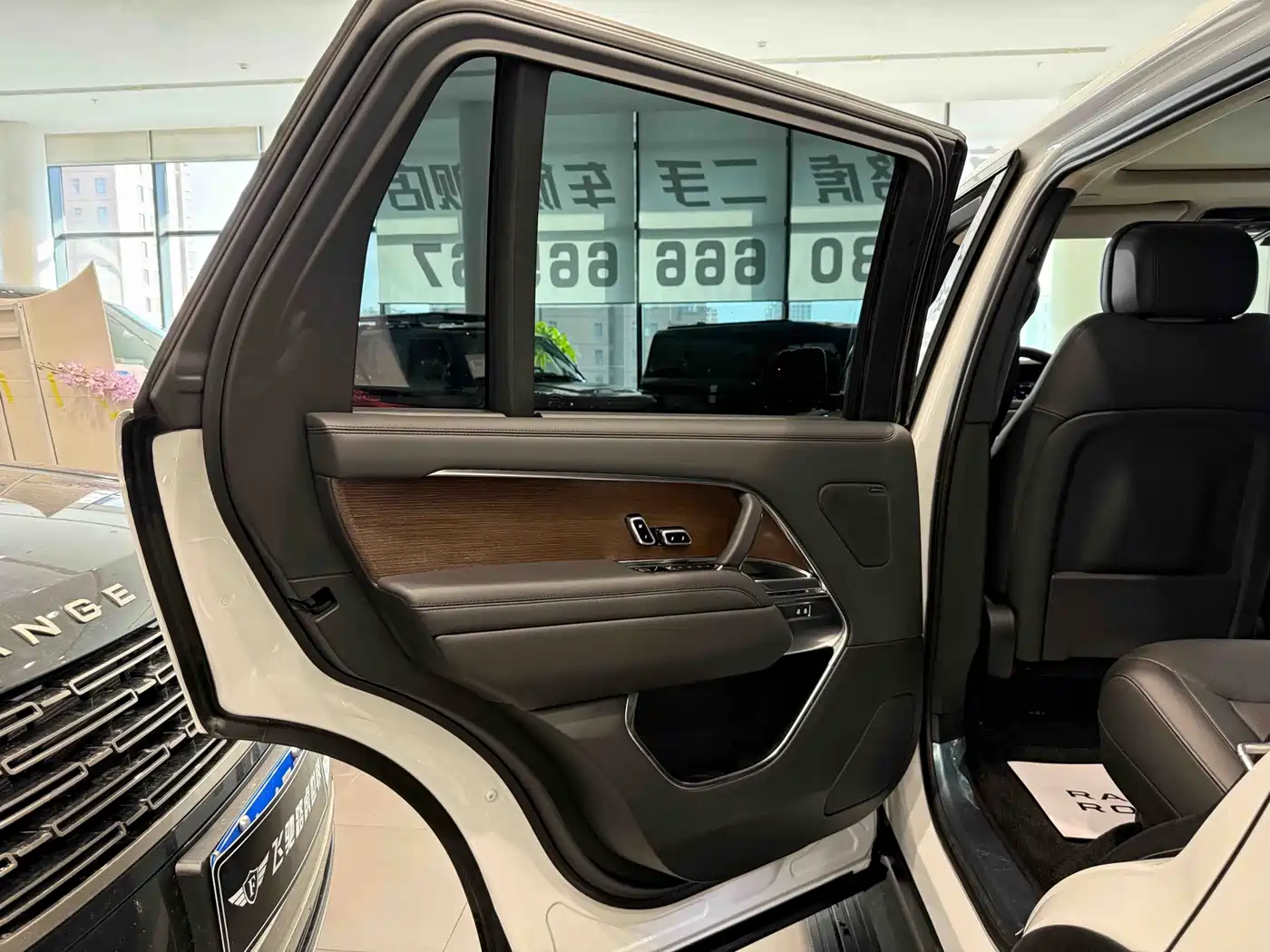 Land Rover Range Rover 2023 2023 3.0 L6 400PS Golden Age 7-Seater Long Wheelbase