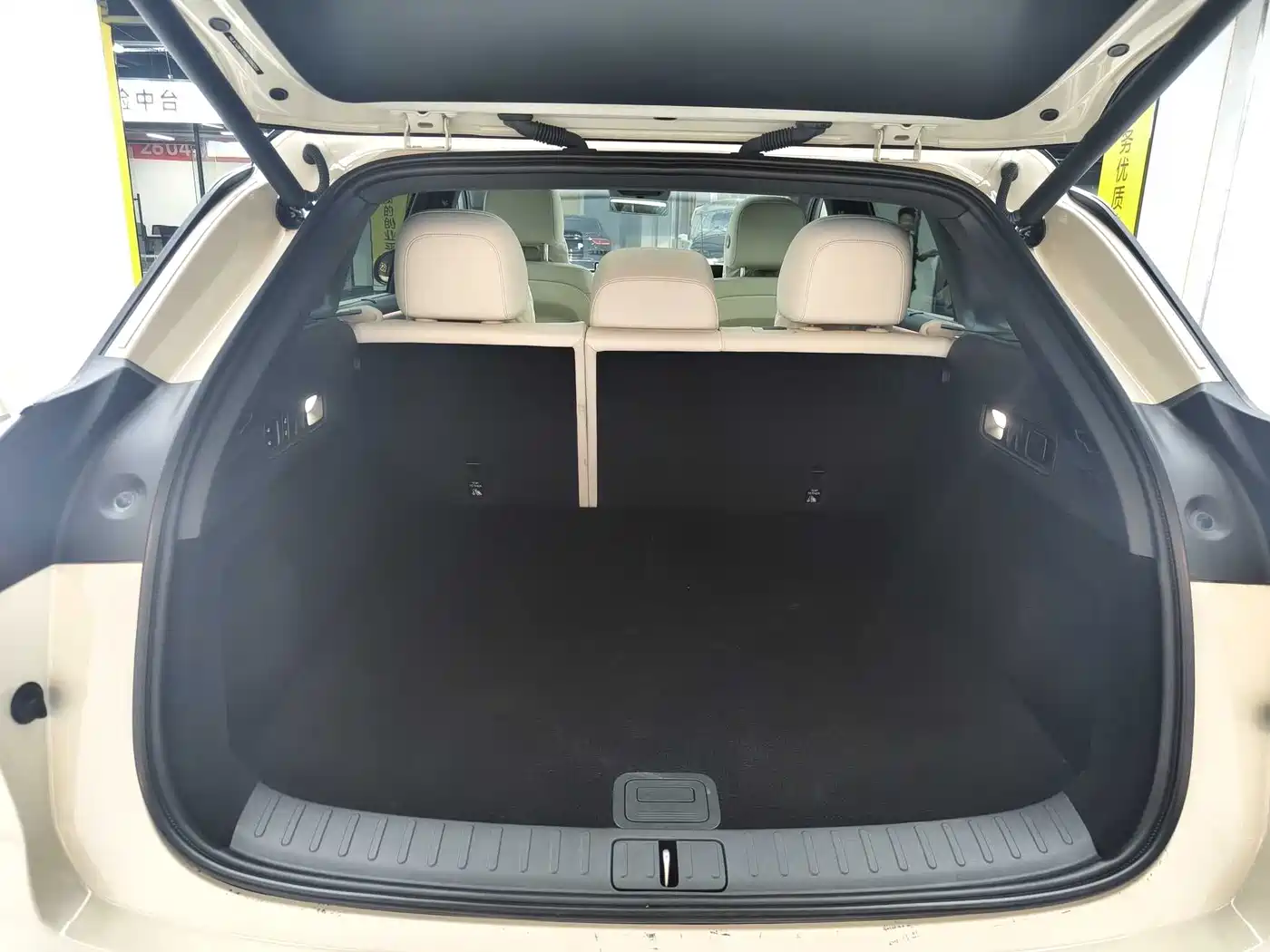 Li Auto i6 2025 2025 4WD Base Model
