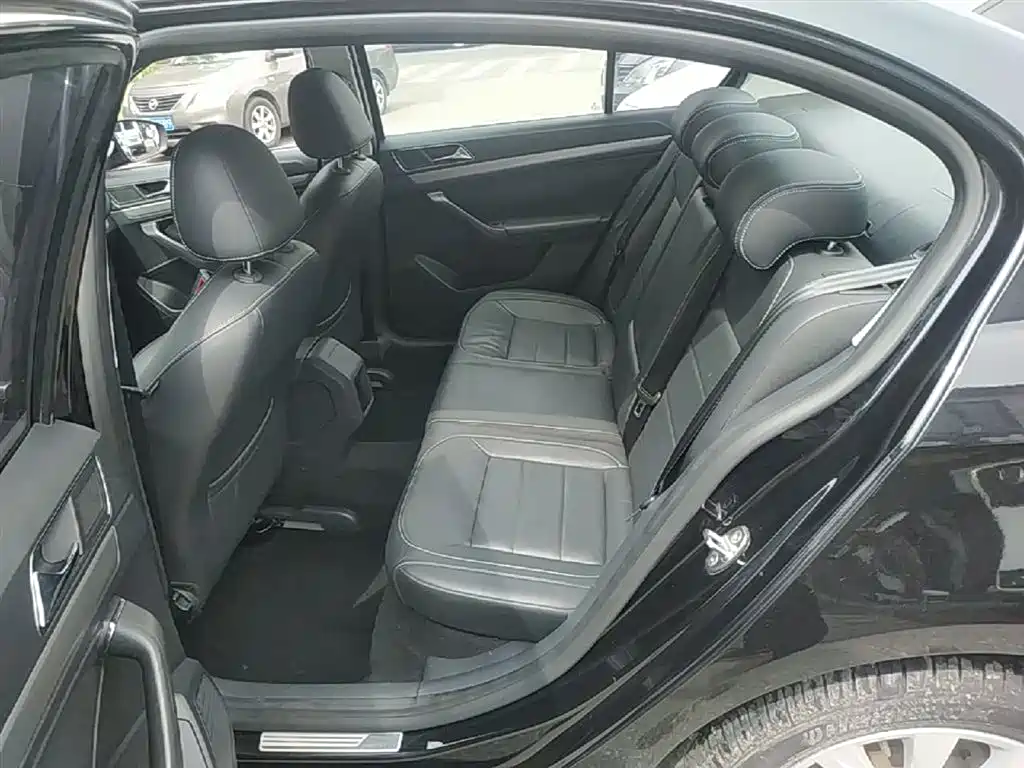 Volkswagen Lavida 2015 1.6L Automatic Comfort Edition фото 17