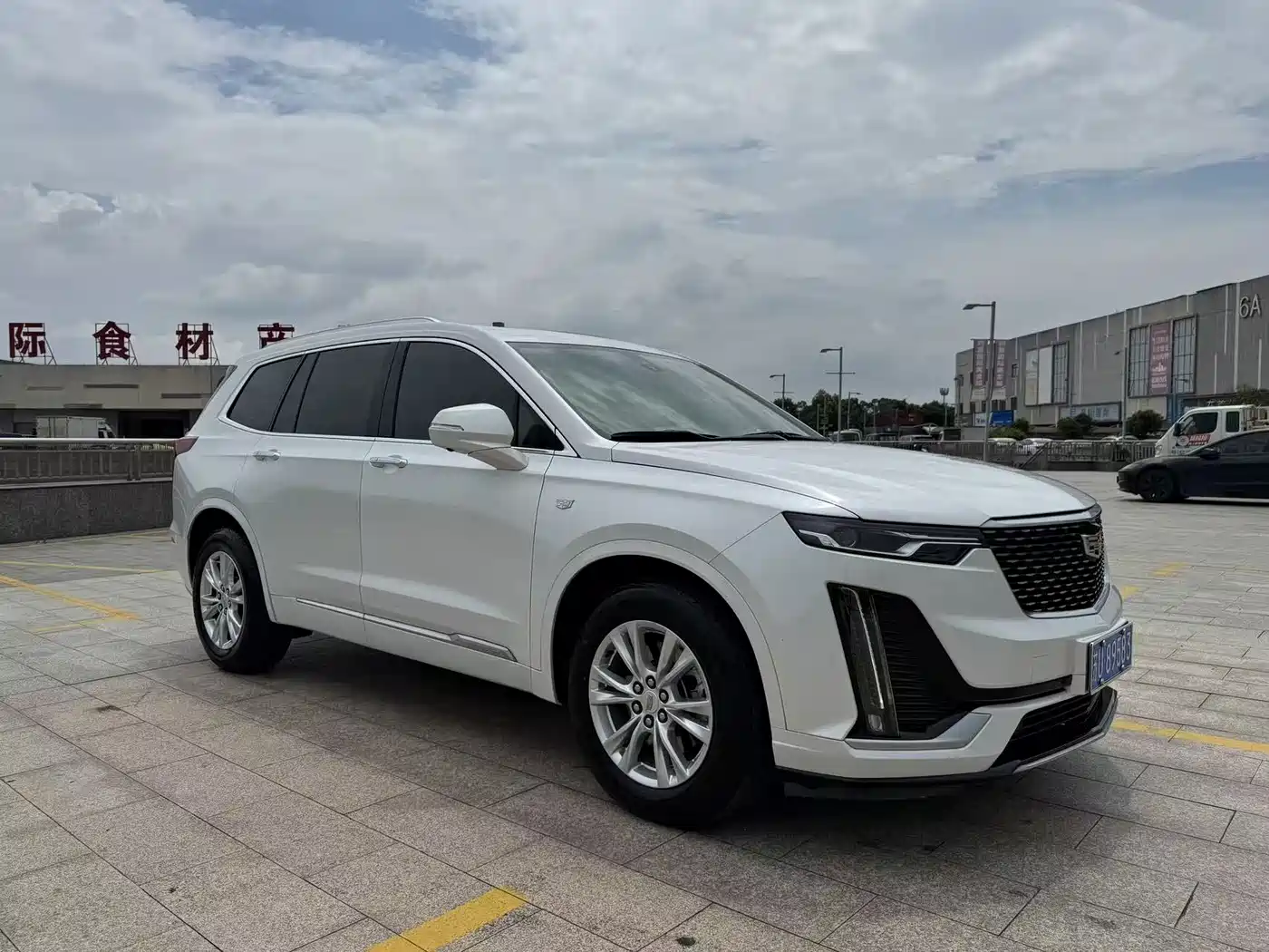 Photo 3 - Cadillac XT6