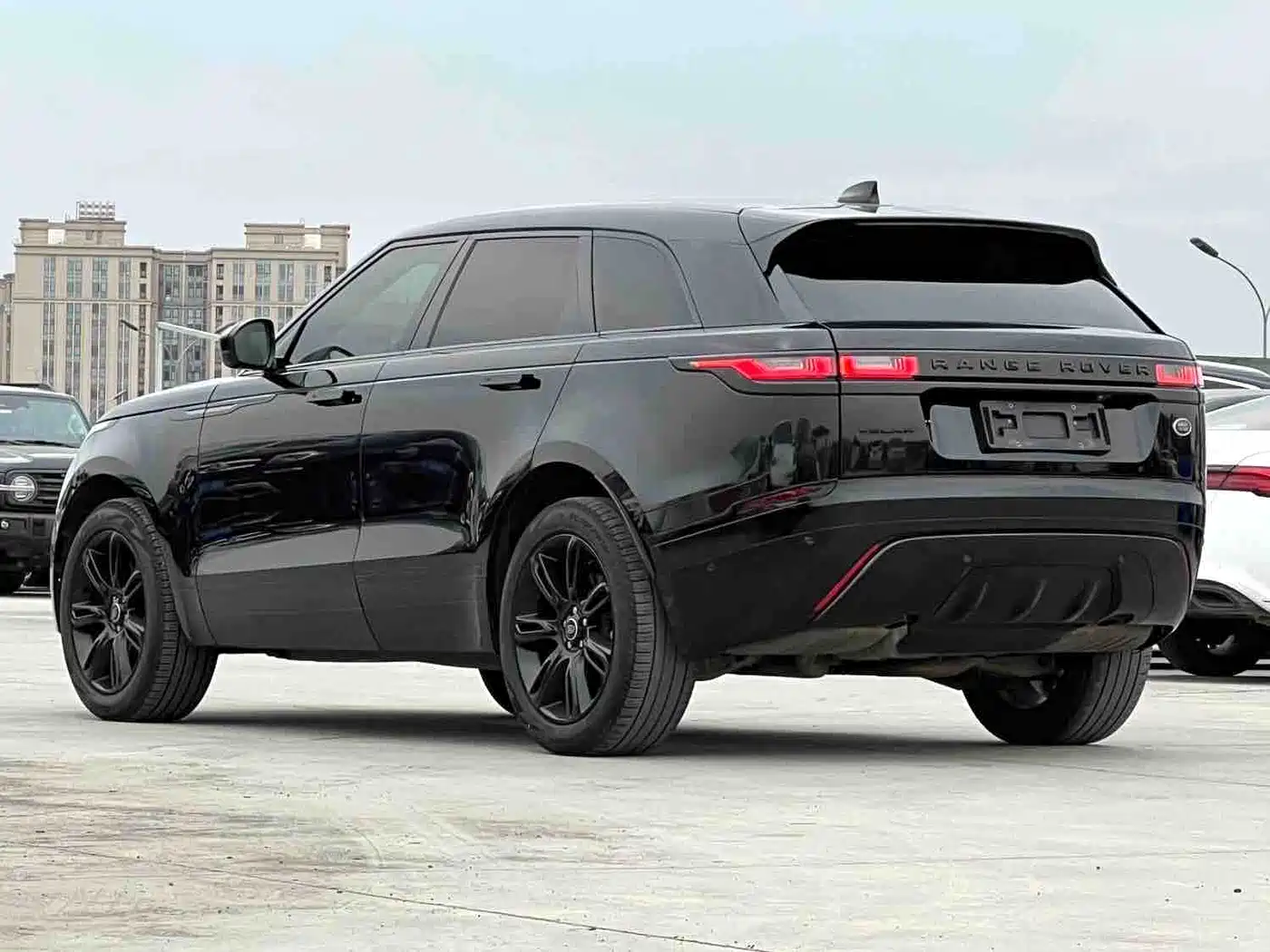 Land Rover Range Rover Velar 2023 250PS Gloss Black Collector's Edition фото 19