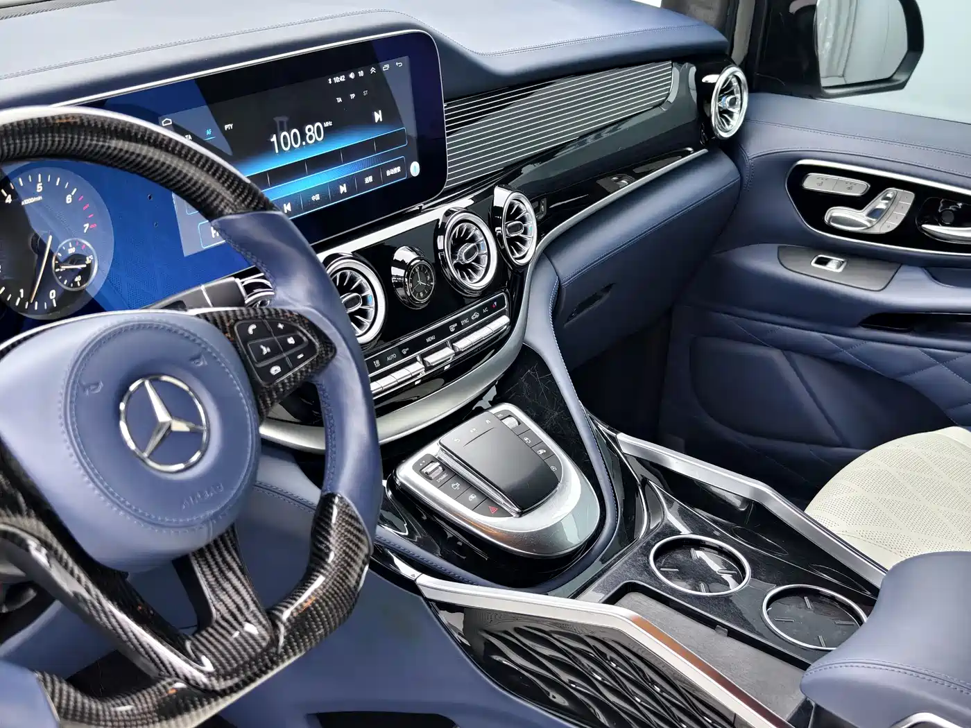 Mercedes-Benz Vito 2023 2.0T Business 7-Seater фото 6