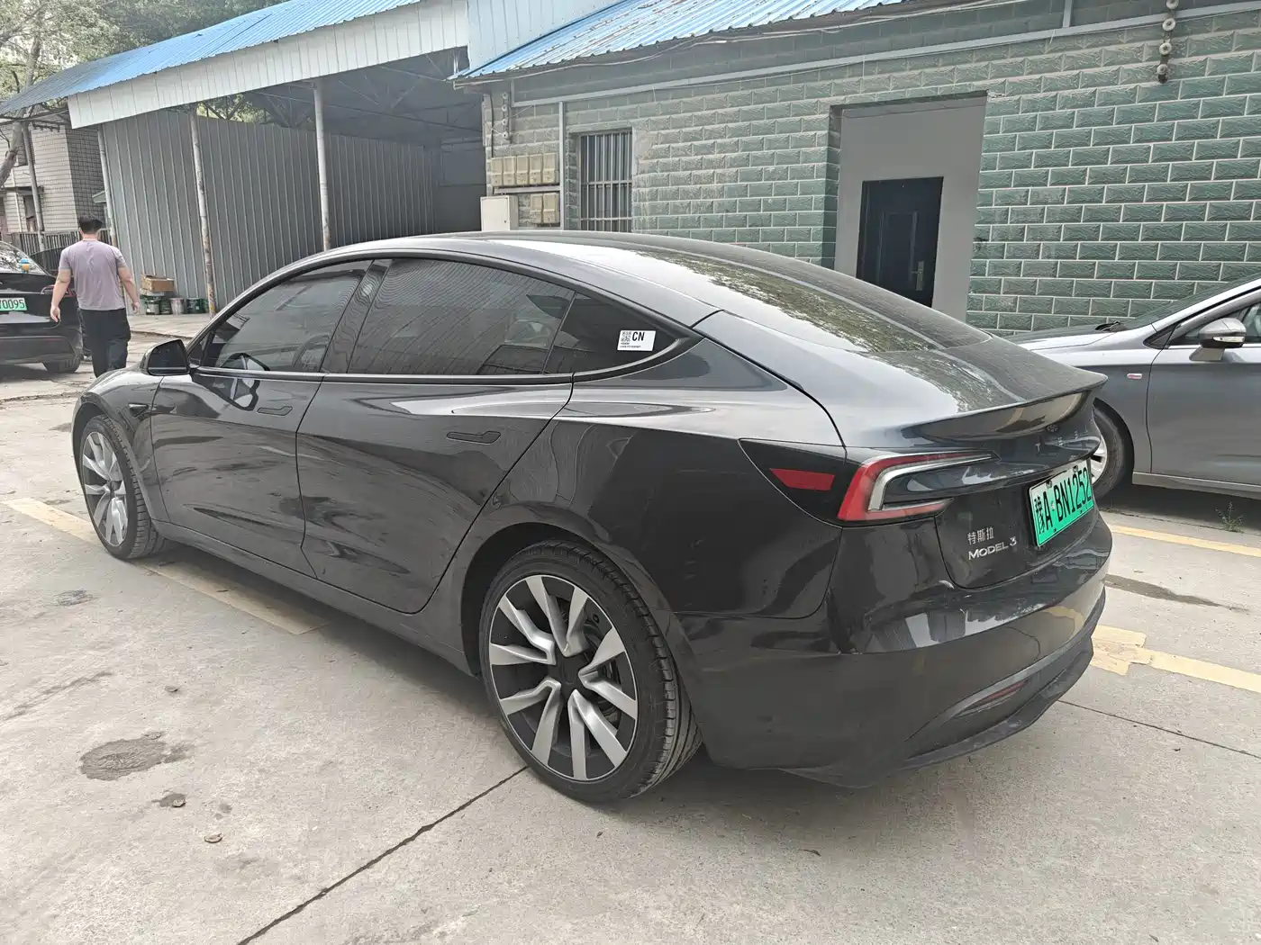 TESLA MODEL 3