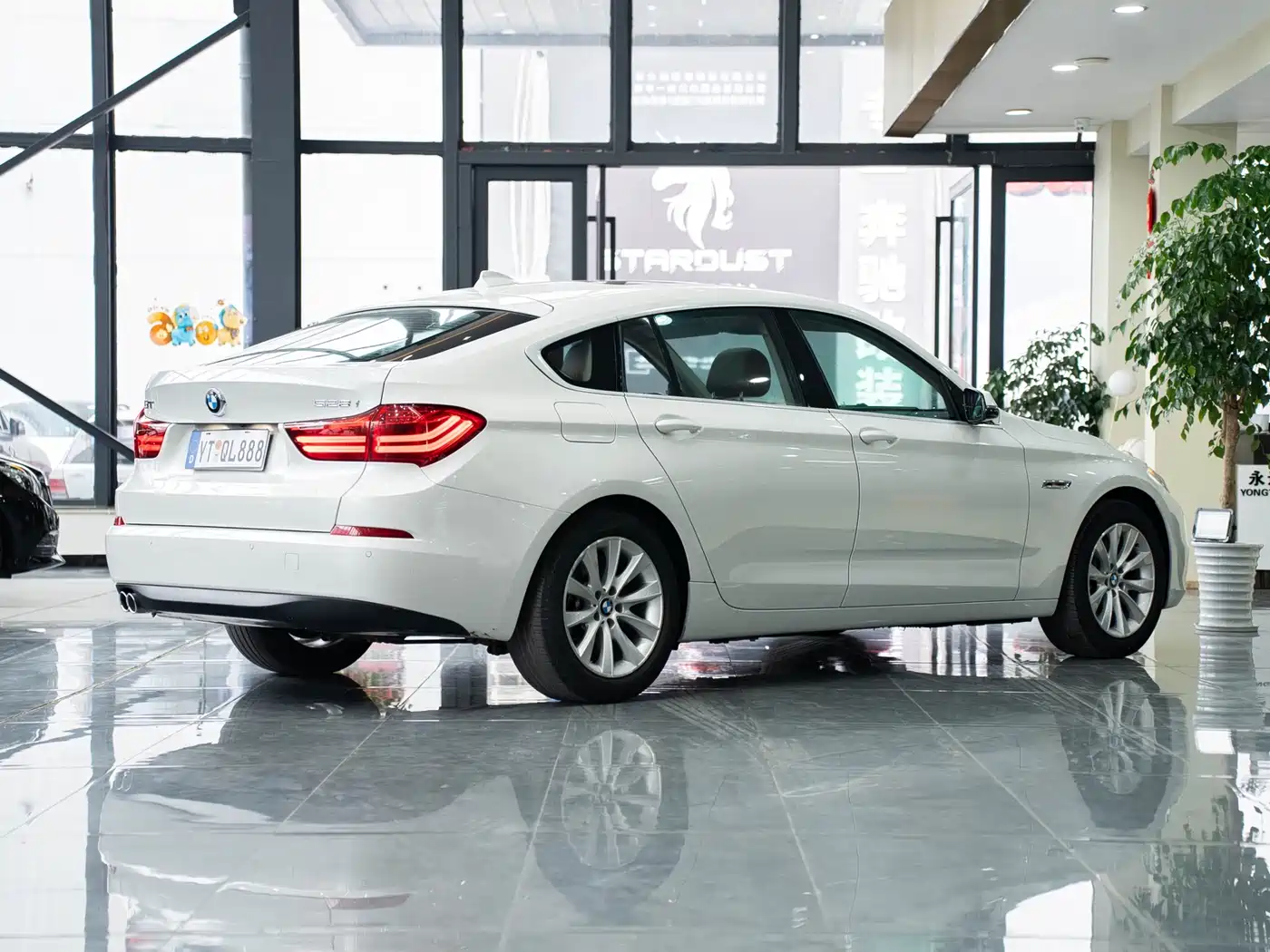 BMW 5 Series GT 2014 528i Leading фото 4