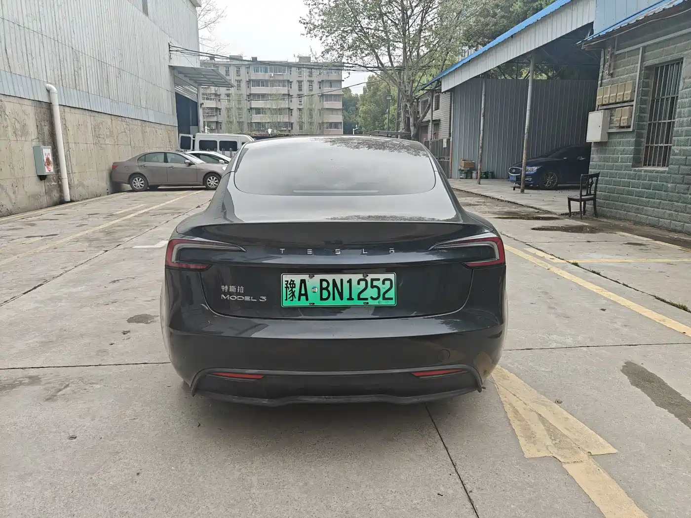 TESLA MODEL 3