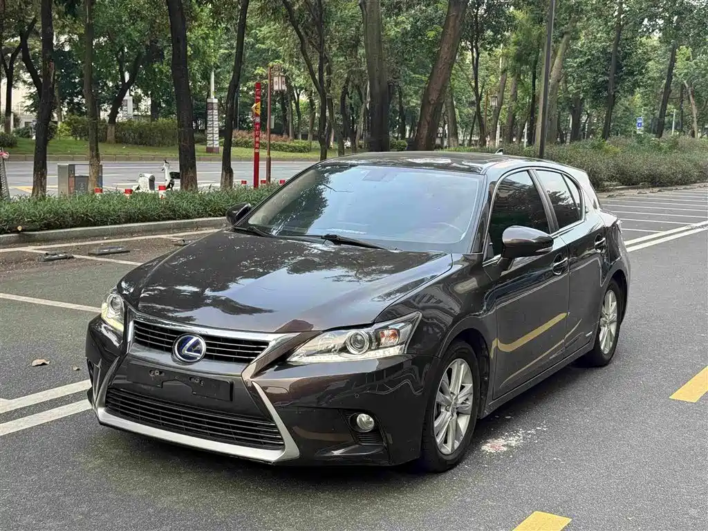 Photo 1 - Lexus CT