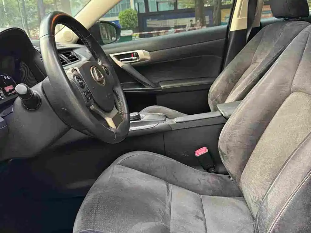Photo 9 - Lexus CT