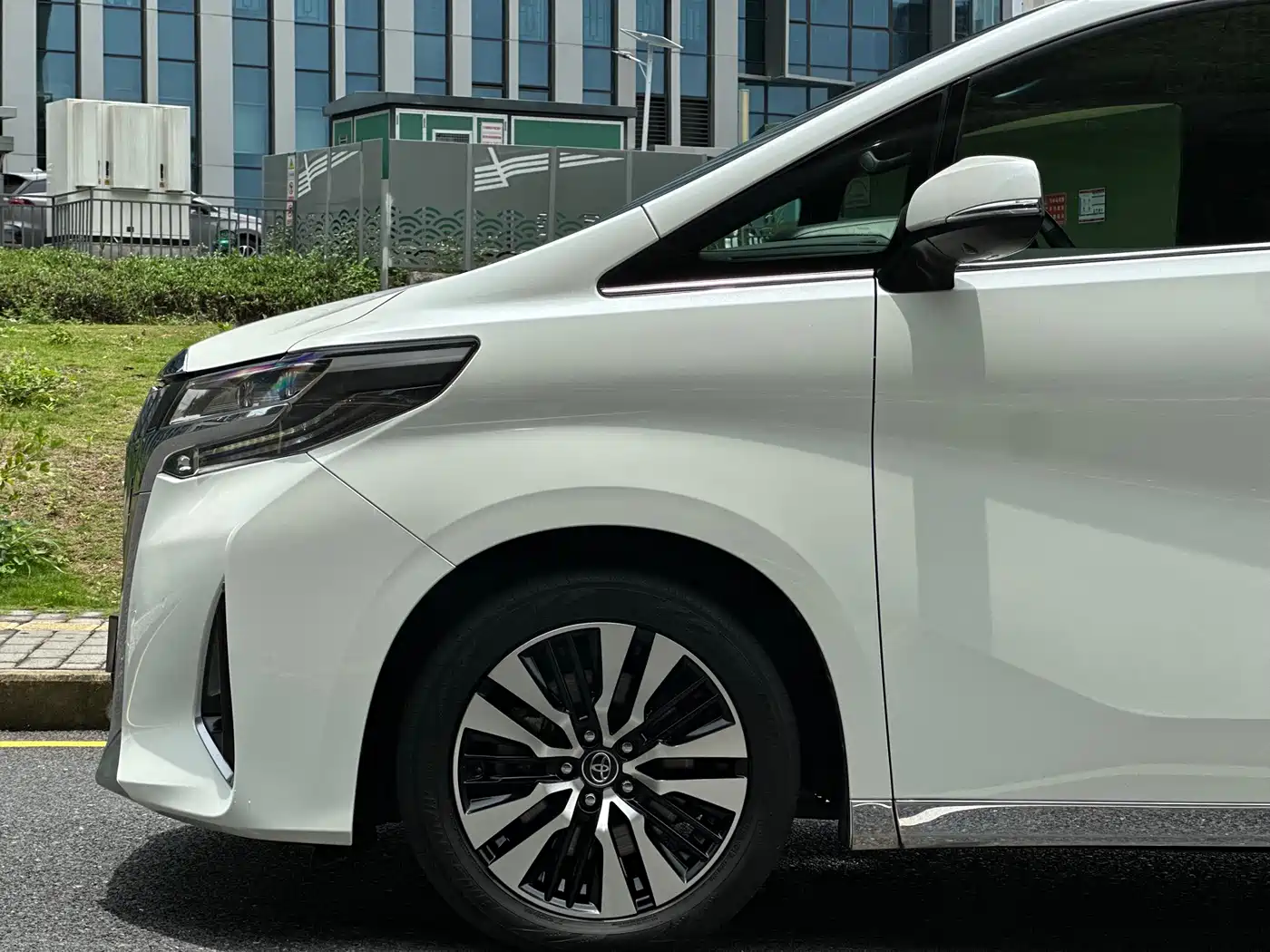 Toyota Alphard 2018 Facelift 3.5L Premium Edition фото 23