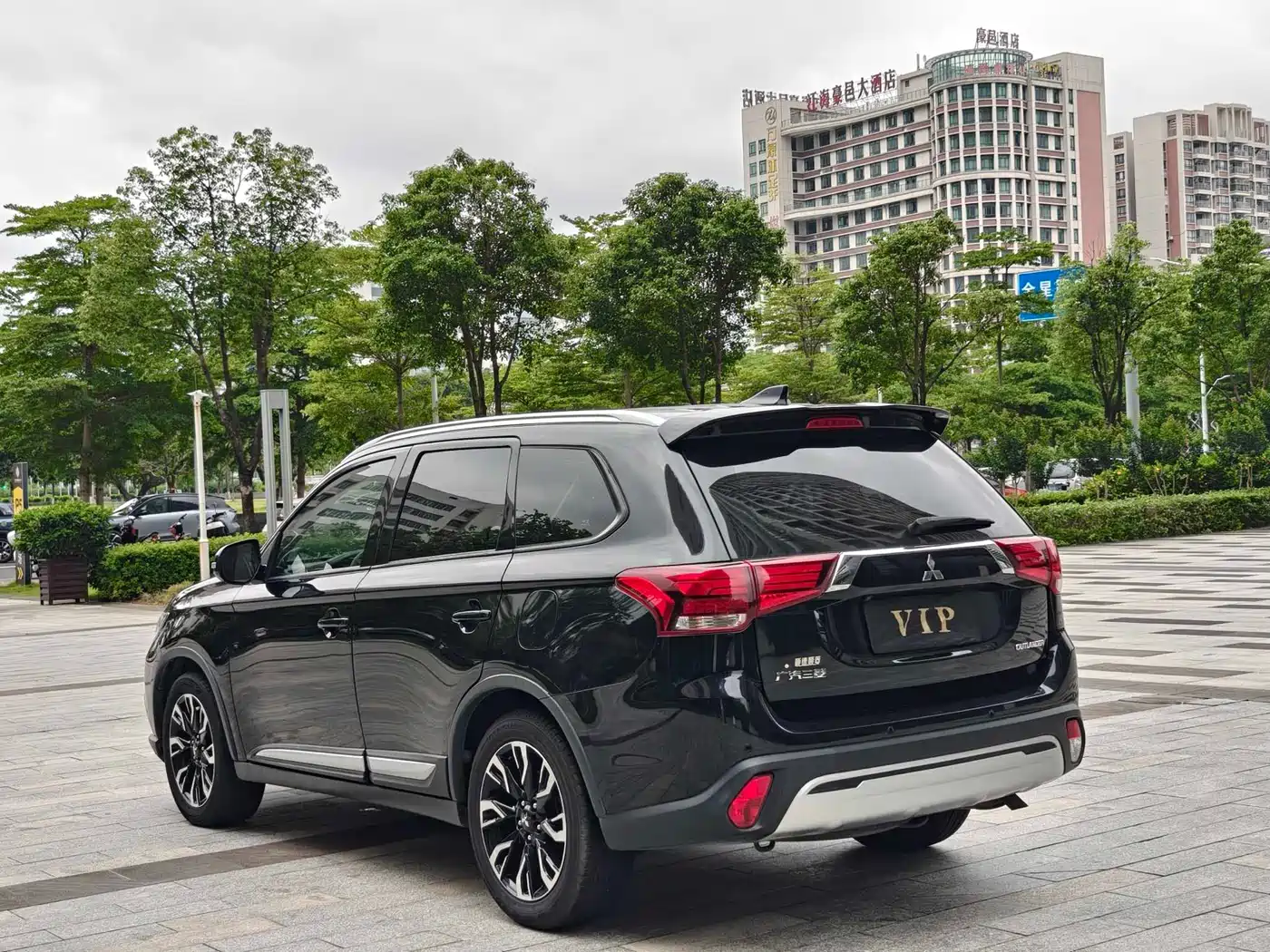MITSUBISHI OUTLANDER