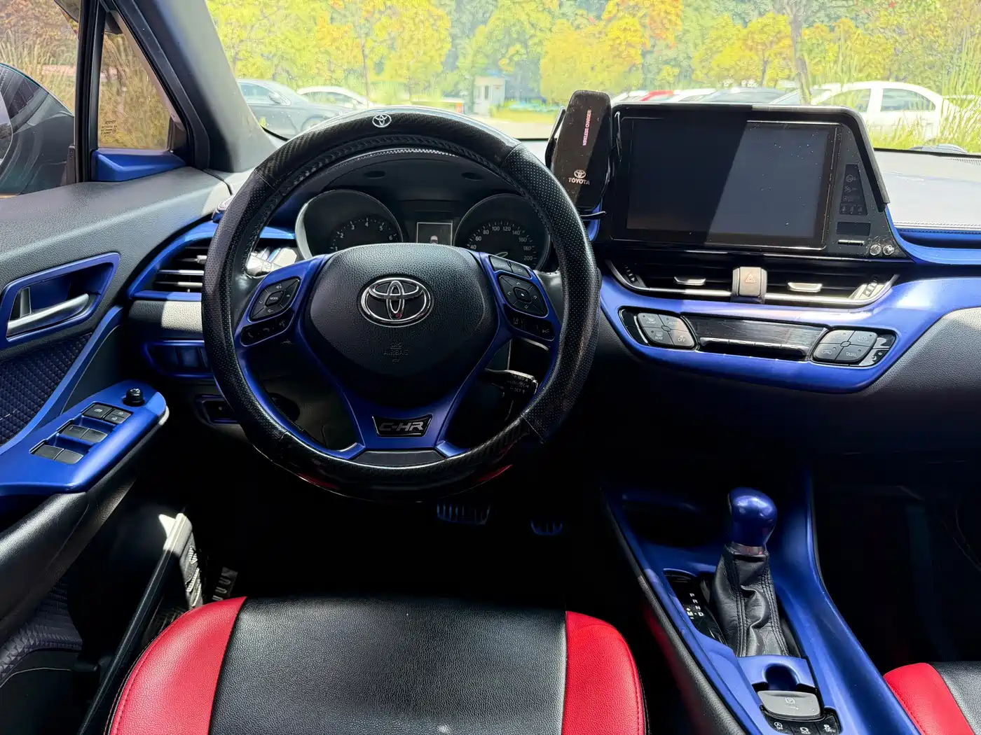 Фото 13 - Toyota C-HR