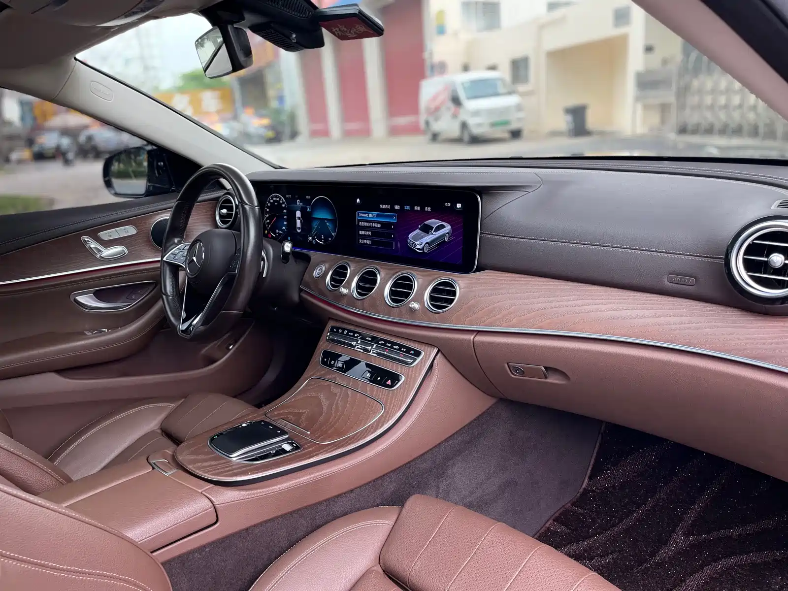Фото 34 - Mercedes-Benz E-Class