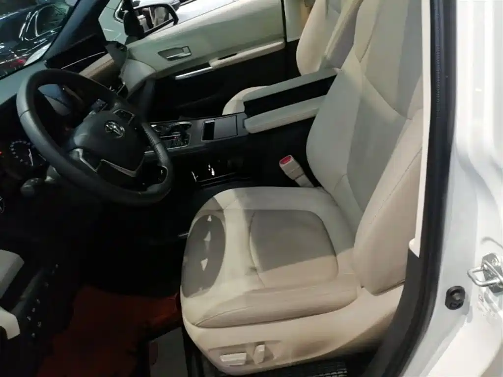 Toyota Sienna 2023 2.5L Hybrid Premium Edition фото 15