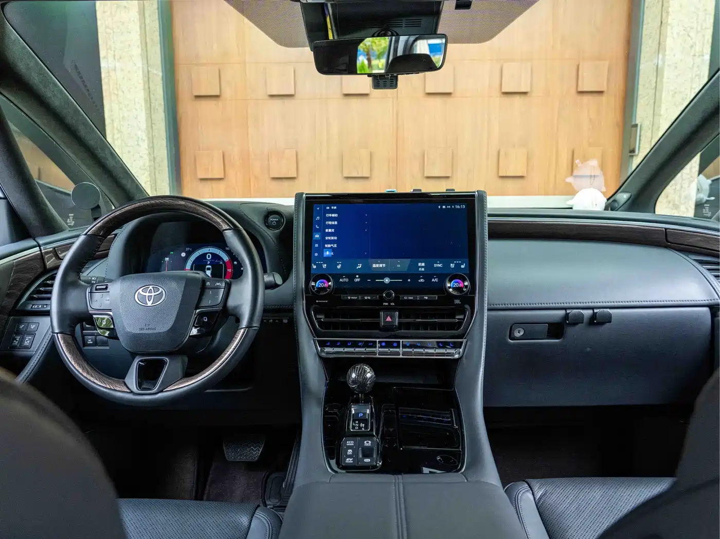 Toyota Vellfire 2024 Crown Hybrid 2.5L Executive Premium Edition фото 8