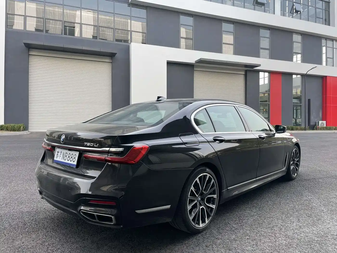 BMW 7 Series 2017 750Li xDrive Personalized Custom Edition 5-Seater фото 4