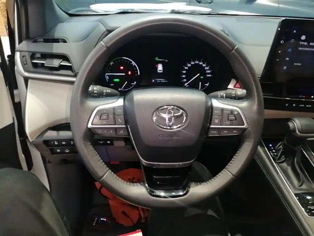 Toyota Sienna 2023 2.5L Hybrid Premium Edition фото 11