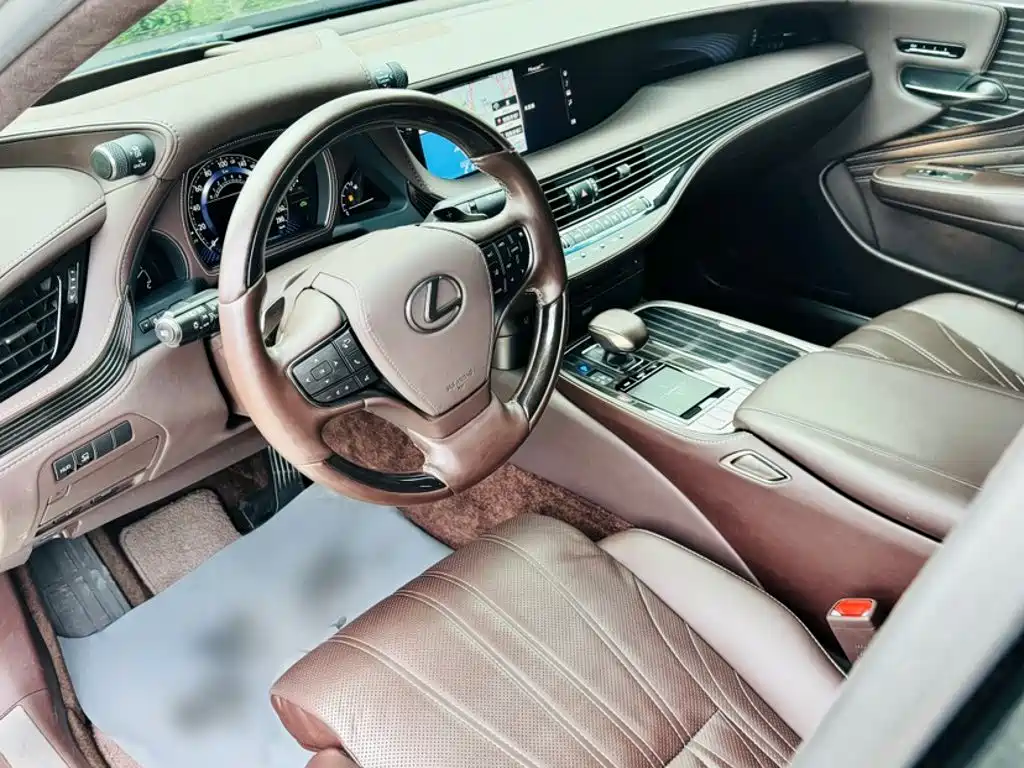 Фото 16 - Lexus LS