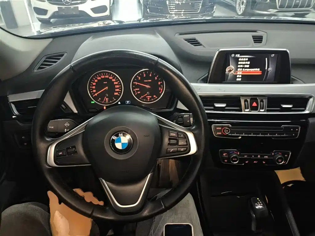BMW X1 2016 sDrive18Li Premium Model фото 9