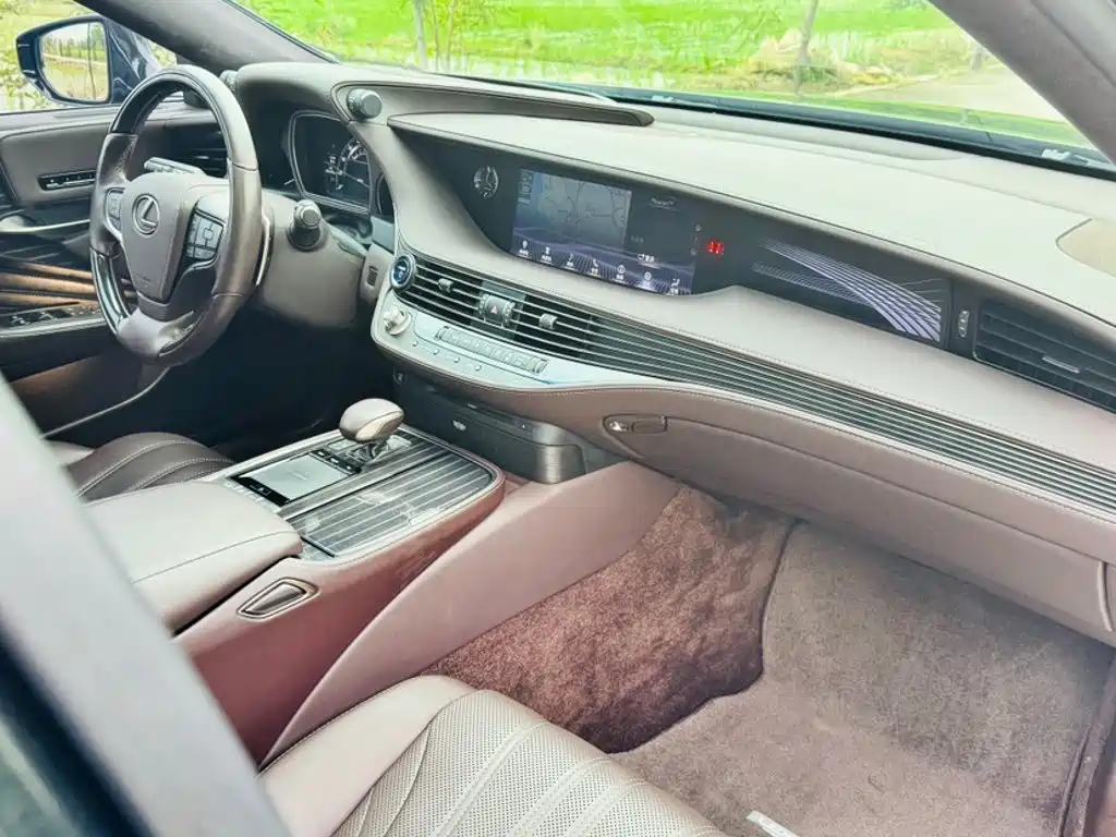 Фото 18 - Lexus LS