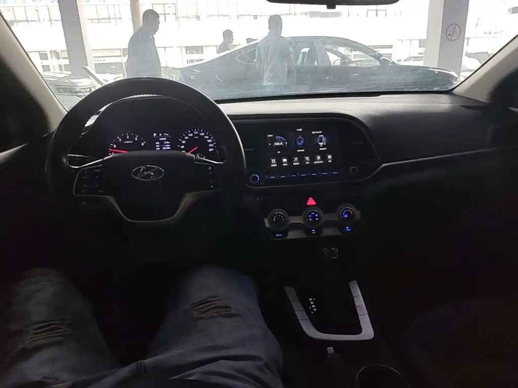Photo 6 - Hyundai Elantra
