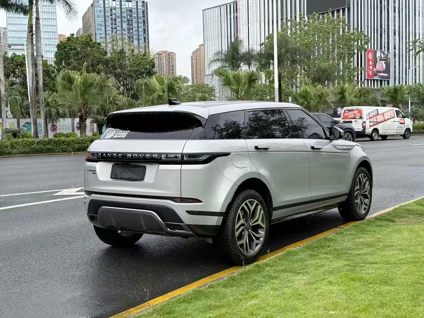 Land Rover Range Rover Evoque 2023 Range Rover Evoque L 249PS Luxury Edition фото 6
