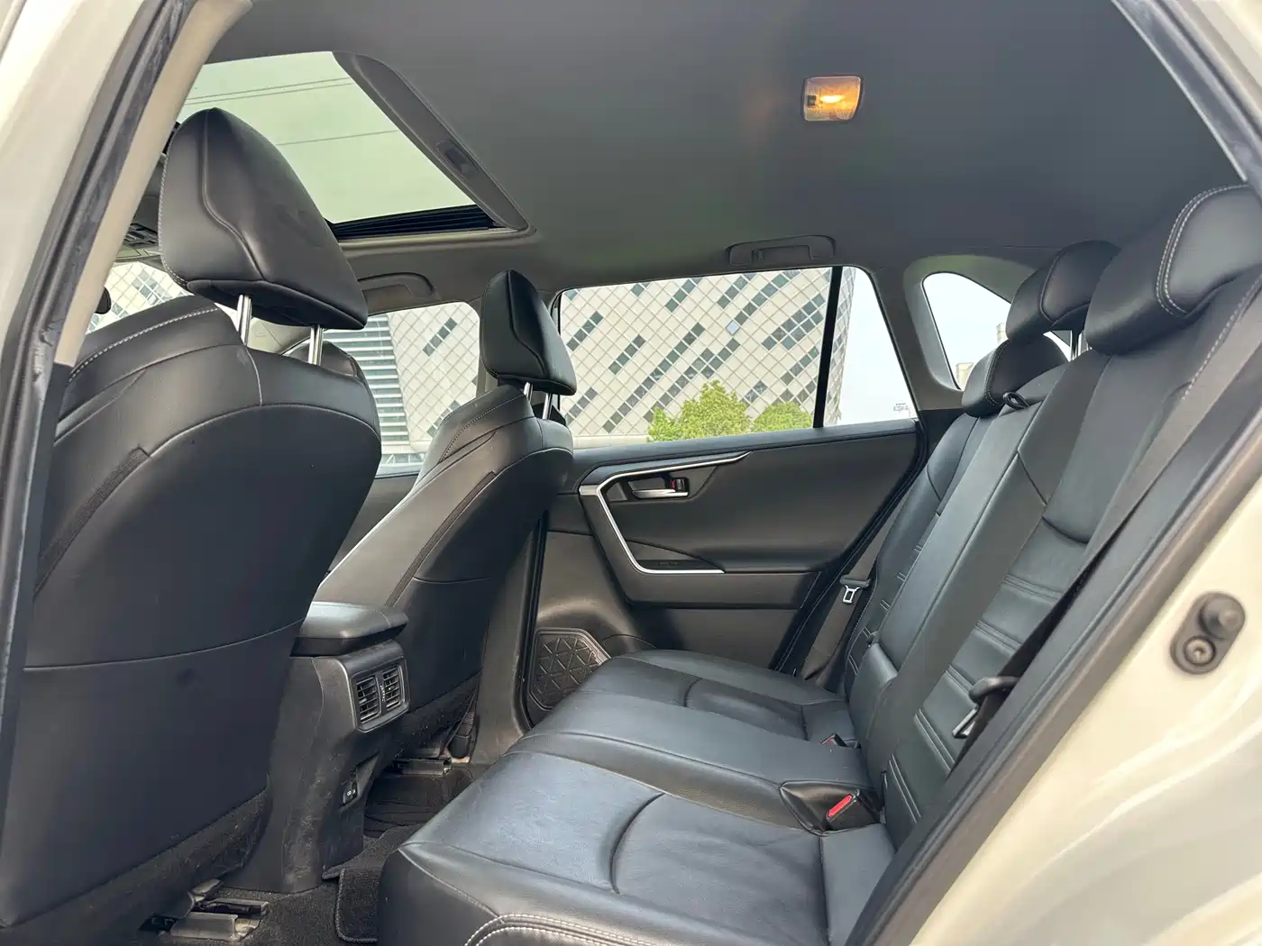 Toyota Wildlander 2022 2.0L CVT FWD Luxury Edition фото 17