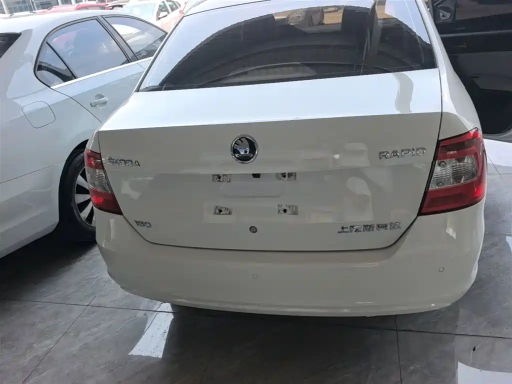 Škoda Rapid 2016 1.6L Automatic Pioneer Edition фото 6